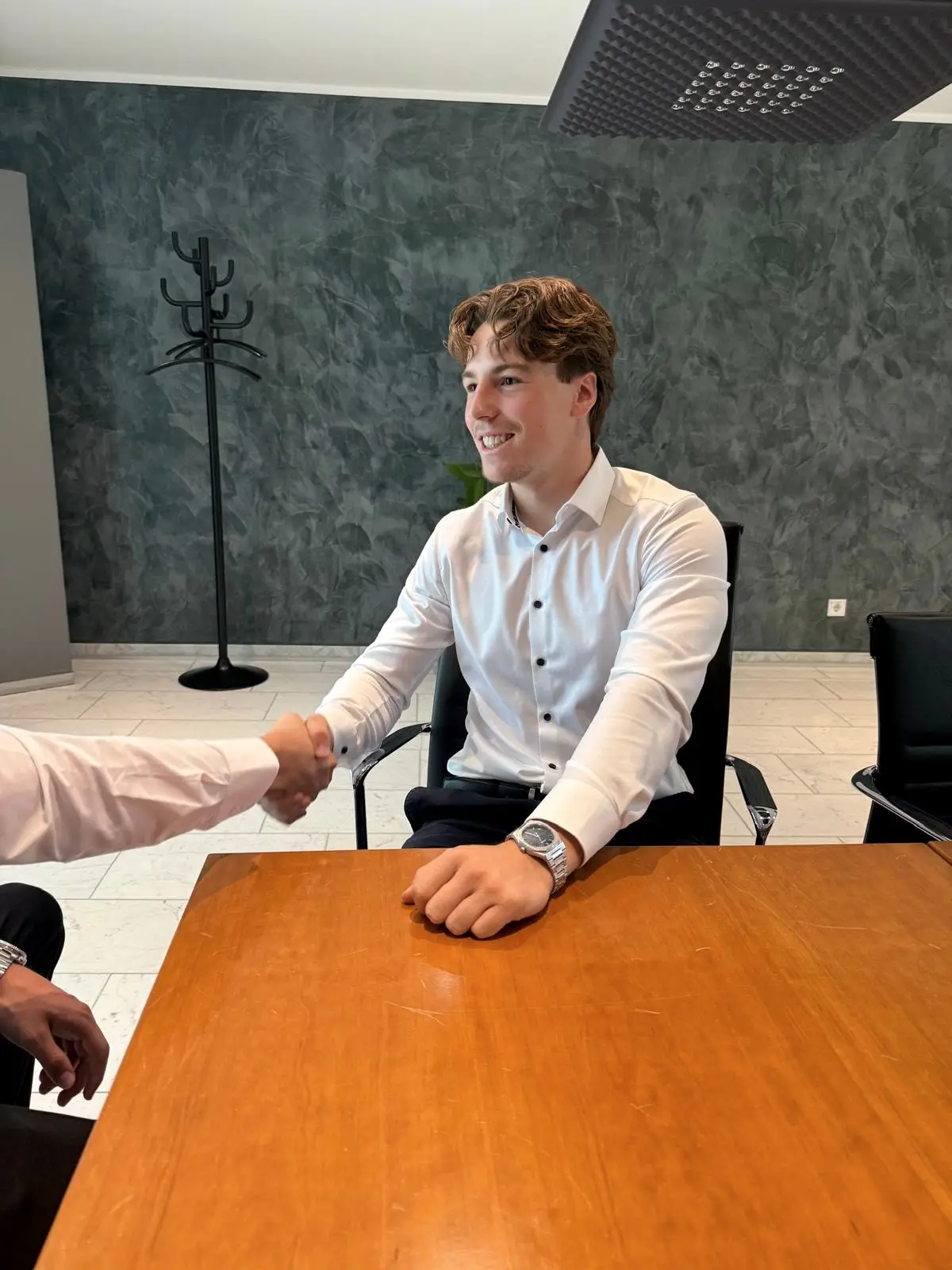 Handschlag über den Besprechungstisch nach einem Beratungsgespräch